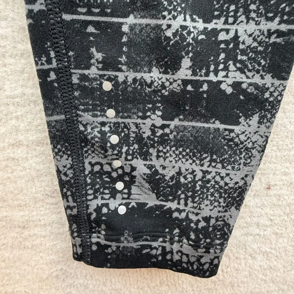 Nike Dri-FIT‎ Women's Athletic Leggings Black Grey Snake Print Size Small
